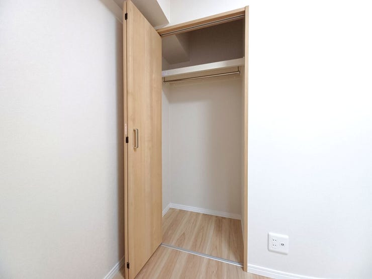 ■クローゼット■
衣類をサッと掛けられるポール付きの収納。扉を閉めればお部屋がスッキリ片付き、生活感を抑えられます。普段使いのアイテムをまとめて管理できる、実用重視の造りです。