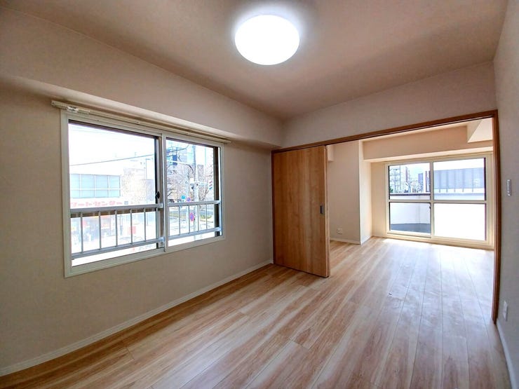 ■洋室(約5.0帖)■
リビングと一体化させて広く使える可動間仕切りを採用。来客時や仕事中には閉めて個室に、普段は開放して大空間の一部としてなど、用途に合わせて柔軟に活用できます!