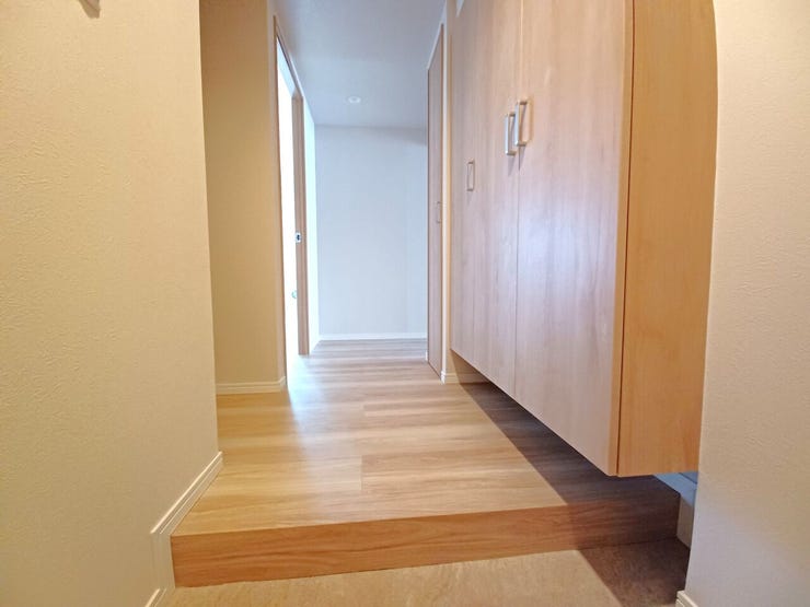 ■玄関■
落ち着いた雰囲気で住まう人を迎え入れるエントランス。限られたスペースを有効に活用した設計で、日々の脱ぎ履きもスムーズに行えます。毎日の外出や帰宅を心地よくサポートします。