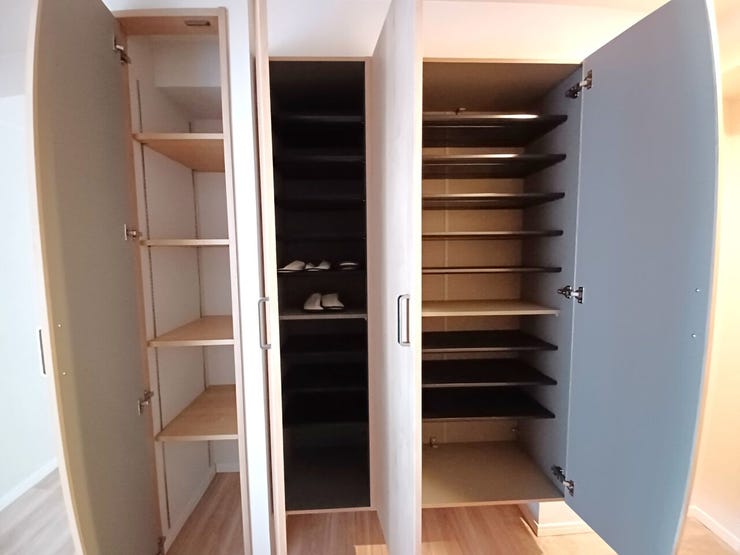 ■玄関収納■
可動棚を採用しており、高さのあるブーツや長靴もすっきりと収まります。履物のサイズに合わせて棚板を調整できるため、スペースを無駄なく活用可能。実用性の高い収納スペースです。