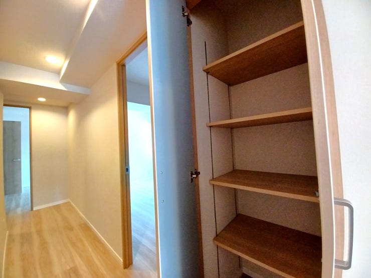 ■廊下収納■
日用品や掃除用具などを種類ごとに分けて整理できます。共有スペースにあるため家族みんなが使いやすく、生活動線に配慮した配置。お部屋に持ち込みたくない物の保管にも役立つ、便利な収納です。