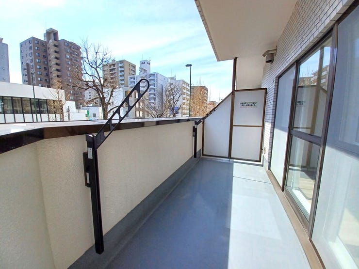 ■バルコニー■
ゆとりある広さを確保しており、洗濯物だけでなく、外の空気を感じながらリフレッシュできる開放的な空間です。お部屋との繋がりを感じられる設計で、日常に心地よいゆとりをプラスできます☆