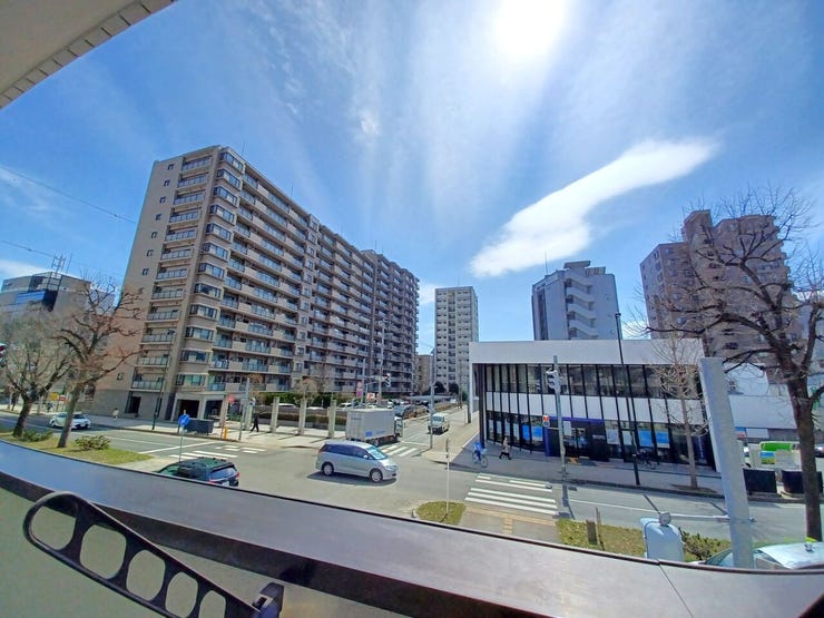 ■眺望■
前面が道路に面しているため、建物との距離が保たれ、開放的な視界が広がります。遮るものが少なく、心地よい風と光を感じられる空間。都市の躍動感を身近に感じられる心地よいロケーションです☆