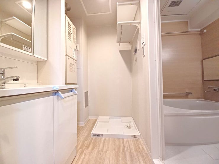 ■洗面室■
白を基調とした清潔感のある空間。洗面台と洗濯機置場を使いやすく配置し、無駄のない家事動線を実現しました。スペースを有効に活用した機能美あふれる設計で、日々の身支度もスムーズにこなせます。