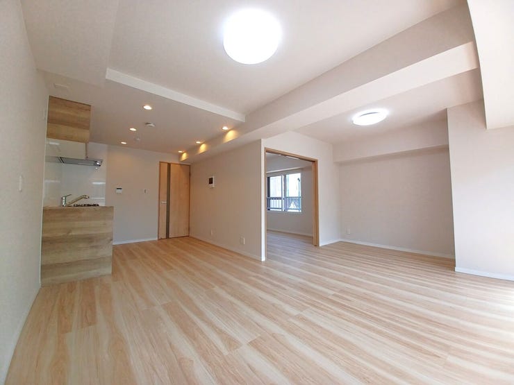 ■LDK(約15.4帖)■
家族が集まるリビングは、家事動線にも配慮された機能的な空間。キッチンからの見通しも良く、作業中も家族との会話が弾みます。無駄を削ぎ落とした機能美あふれる設計です!