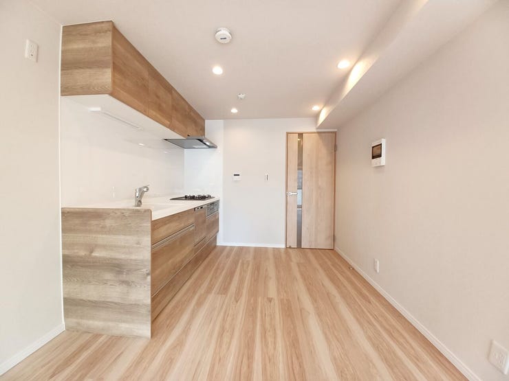 ■キッチン■
リビングと繋がりつつ、調理に集中できるメリハリある配置です。生活感が出にくい設計で、背面に棚を置いても動線にゆとりがある、機能美と使い勝手を両立した空間です。