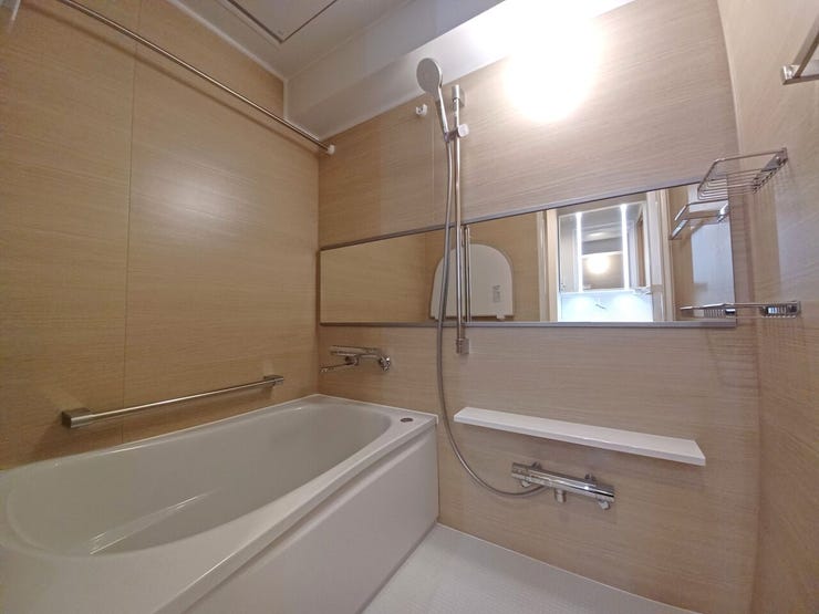 ■浴室■
横長ミラーが空間に奥行きと開放感をもたらす、機能美あふれるバスルーム。明るい色調で統一された清潔感ある空間が、日々の疲れを優しく癒やします。使い勝手の良い設計で、快適なバスタイムを。