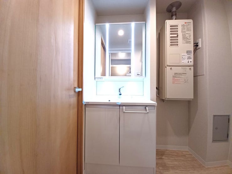 ■洗面化粧台■
鏡の間に照明を配置したスタイリッシュな三面鏡タイプ。機能美と実用性を兼ね備えています。収納力も豊富で、散らかりがちな水回りもスッキリ整い、朝の身支度をより快適でスムーズに演出します。