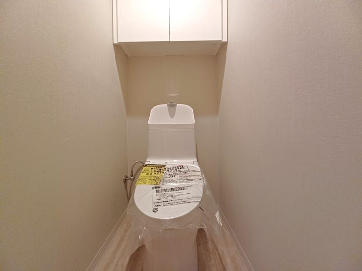 ■温水洗浄便座付きトイレ■
白を基調とした清潔感あふれる空間。年中快適な温水洗浄便座を採用し、お手入れのしやすさと機能美を両立しました。限られたスペースを有効に活用した設計です☆