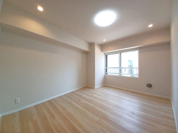 ■洋室(約7.2帖)■
広さ十分な約7.2帖洋室。斜め壁を活かした奥行きある間取りが、空間に豊かな表情を与えます。自分好みの家具配置で機能美を楽しめる、ゆったりとした主寝室に好適な一室です♪