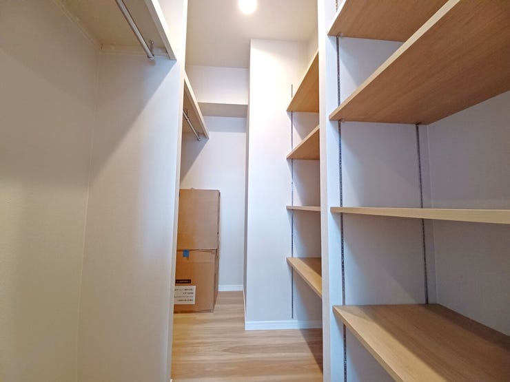 ■ウォークインクローゼット■
衣類から大型荷物までスッキリ収まる、ゆとりある収納空間。機能美を追求した設計で、出し入れもスムーズです。お部屋を広く使うことができ、暮らしにゆとりと整頓をもたらします!