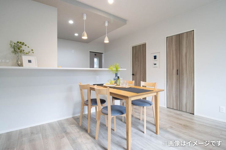 写真はイメージです。
ダイニングテーブルをキッチン前に設置することで、食事の配膳が楽になります。