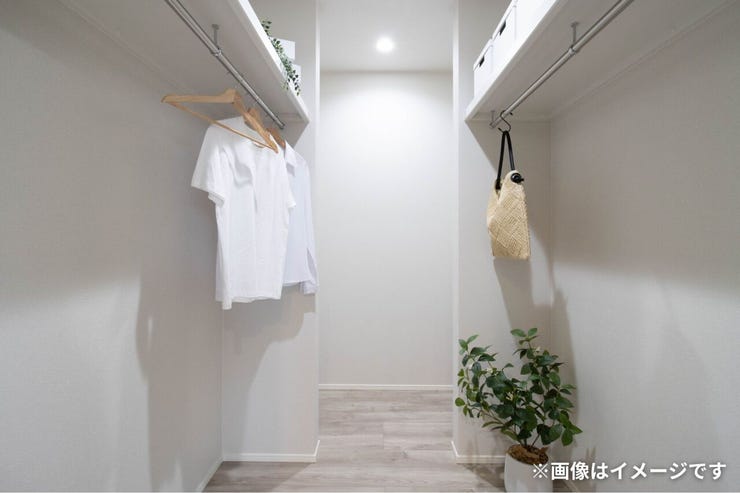 写真はイメージです。
リビング横にあるクローゼットは、衣類や寝具を効率的に整理できます。
家族の衣類や季節物をまとめて管理できる高い収納力を確保し、日々の生活が整理された状態を維持できます。