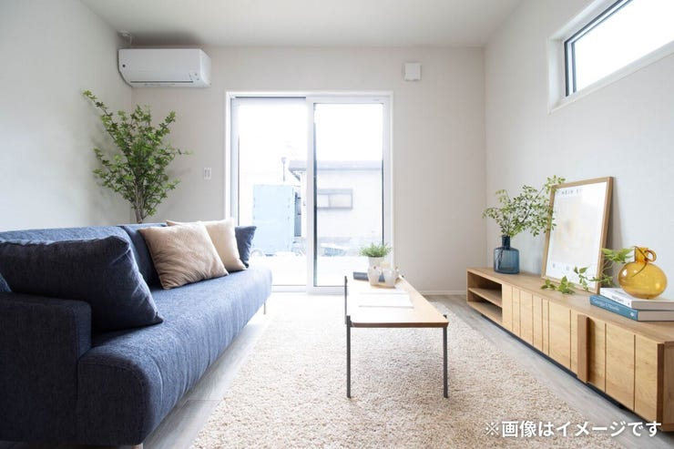 リビングには心地よい光が差し込む大窓を設置。
開放感ある空間を実現しつつ、住まいの断熱性能を高める設計です。