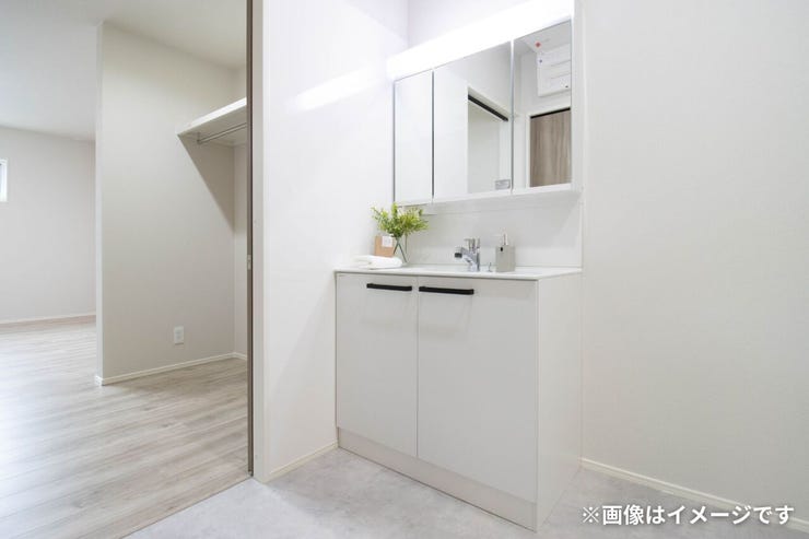 写真はイメージです。
三面鏡の裏にはたっぷり収納があります!