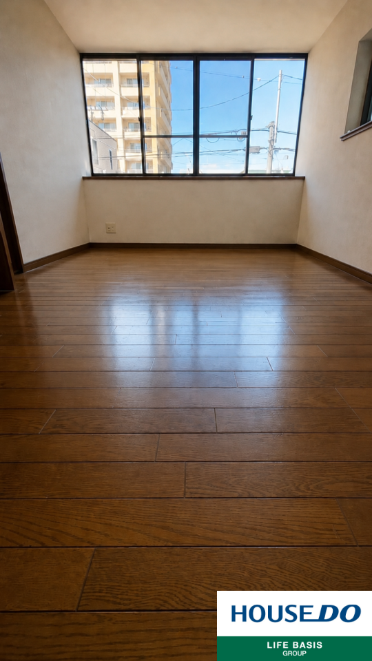 【洋室】明るい雰囲気の洋室です。広々とした明るいお部屋で、陽射しもたっぷり入ってきます。収納もご夫婦の衣類がたっぷり収納できるクローゼットがございます。※写真をAIで加工しています