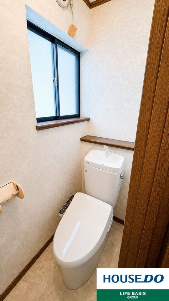 【2階トイレ】空気の換気と光の明るさに配慮した清潔感のあるトイレです。1人になれる空間ですから、リラックスしたいですね。
※写真をAIで加工しています