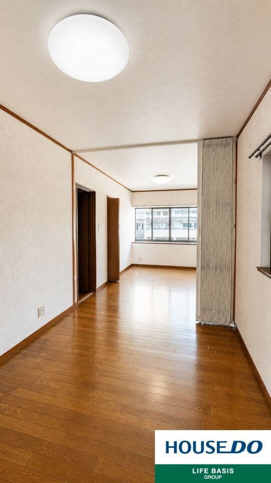 【洋室】約12帖の広々とした洋室は、現在は開放的な一部屋として利用でき、必要に応じて2部屋に仕切ることも可能です。ご家族構成やお子さまの成長に合わせて柔軟に活用できます。※写真をAIで加工しています