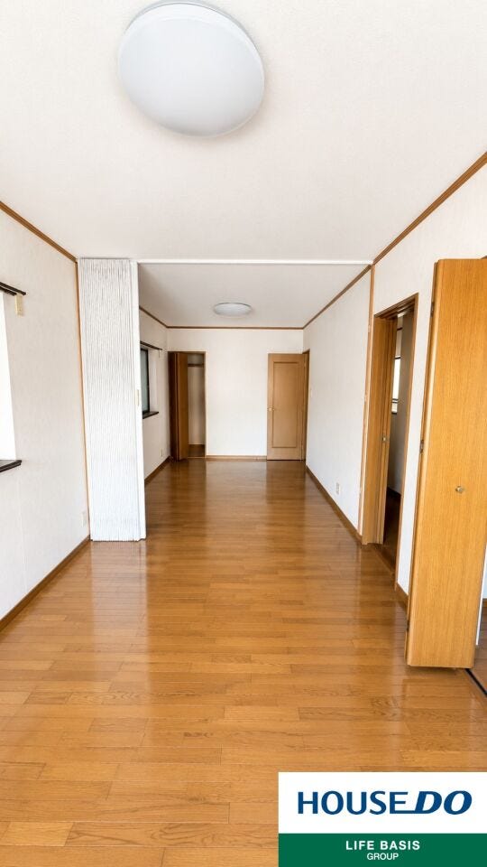 【洋室】約12帖の広々とした洋室は、現在は開放的な一部屋として利用でき、必要に応じて2部屋に仕切ることも可能です。ご家族構成やお子さまの成長に合わせて柔軟に活用できます。※写真をAIで加工しています