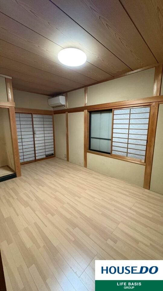 【和室】日本を感じる和室です。和の雰囲気が素敵なお部屋です。明るく居心地が良いちょっとしたお部屋は、なにかと重宝します♪
※写真をAIで加工しています