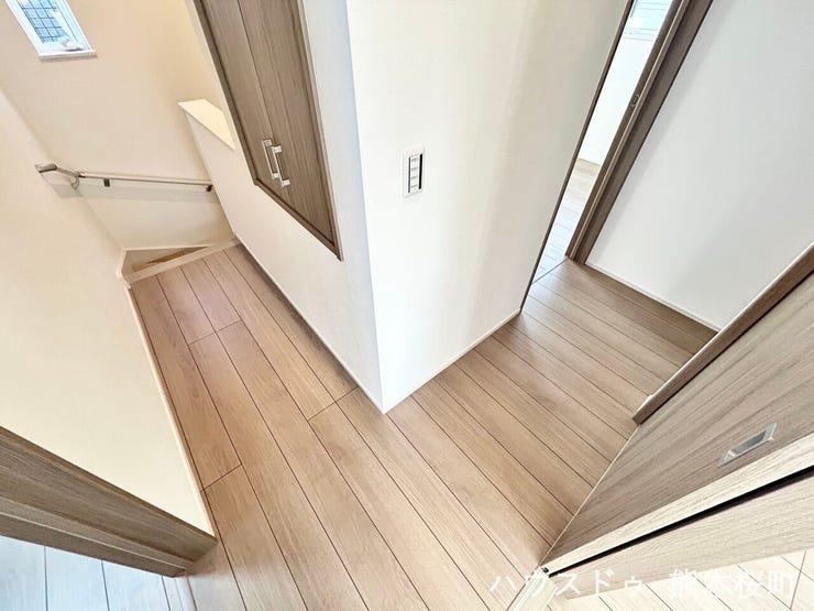 ■暮らしを繋ぐ、明るい動線■採光窓から光が差し込み、足元を優しく照らす。安全で快適な、家族の生活を支える縦の繋がりです。