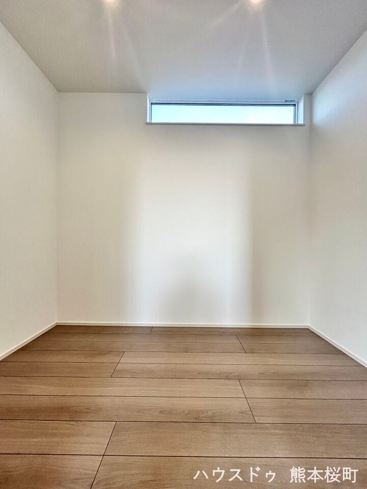 ■2階7.5帖洋室WIC■衣類から小物まで一ヶ所に集約。整理整頓がしやすく、毎日のコーディネートが楽しくなるゆとりの収納です。