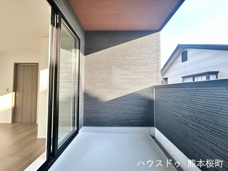 ■空の下の開放的な特等席■日光浴や読書、外の空気を感じながらリフレッシュ。暮らしを豊かにする、もう一つの心地よい空間です。