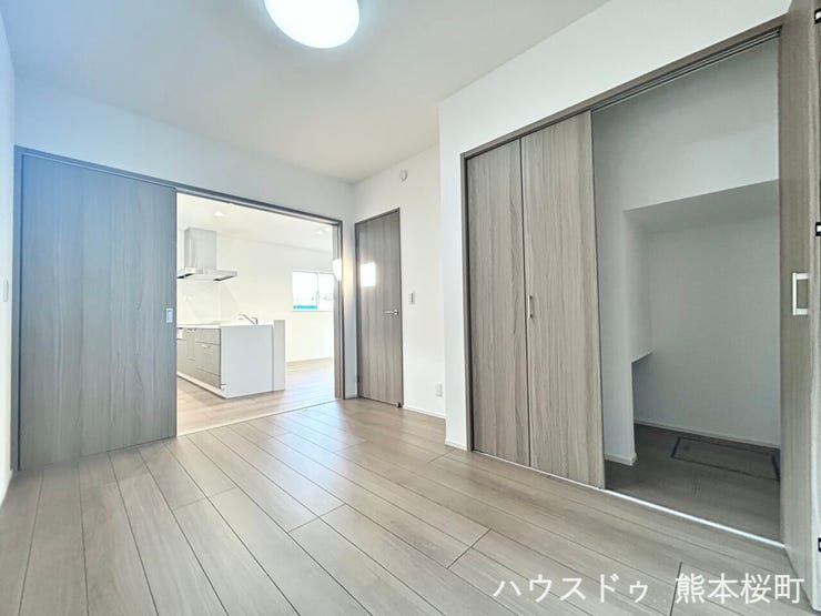 ■2階5.5帖洋室■寝室、書斎、趣味の部屋。家族の成長やライフスタイルに合わせ、様々な使い方ができる快適な空間です。