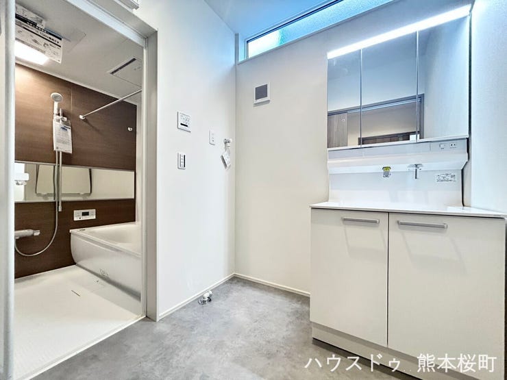 ■清々しいリフレッシュ空間■自分を磨き、気持ちを切り替える。心地よい光が差し込むプライベートスペース。