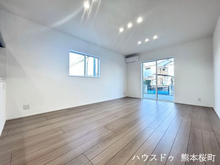 ■安らぎと笑顔の中心地■陽光が優しく降り注ぎ、会話が自然と弾む。ここでは、毎日が特別な時間へと変わります。