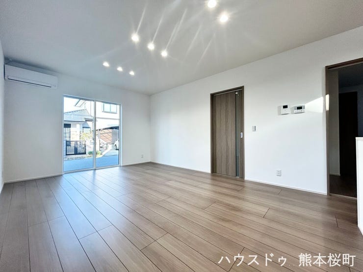 ■安らぎと笑顔の中心地■陽光が優しく降り注ぎ、会話が自然と弾む。ここでは、毎日が特別な時間へと変わります。