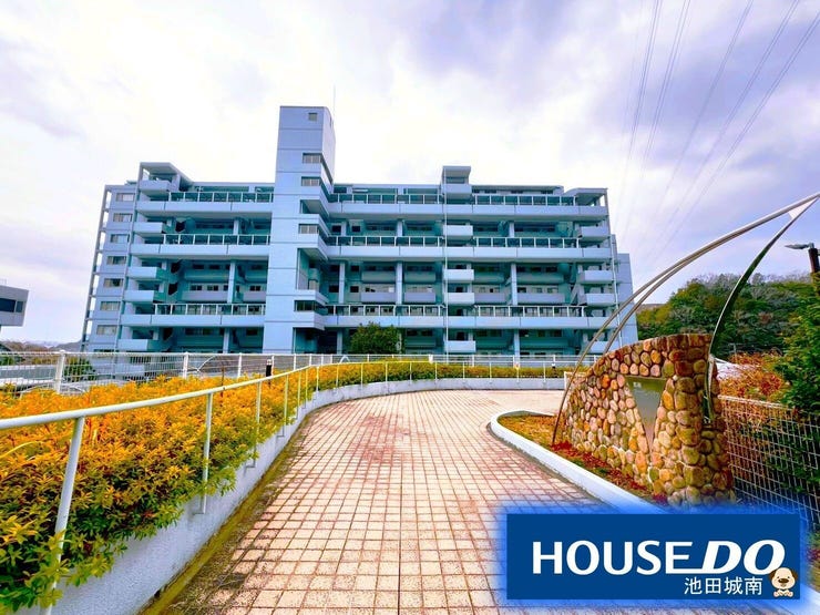 【外観】
川西の高台に佇むマンションです♪♪