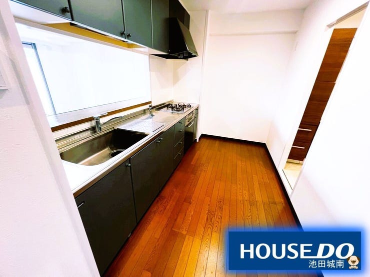 カウンターキッチンは明るいリビングの採光たっぷりです♪♪