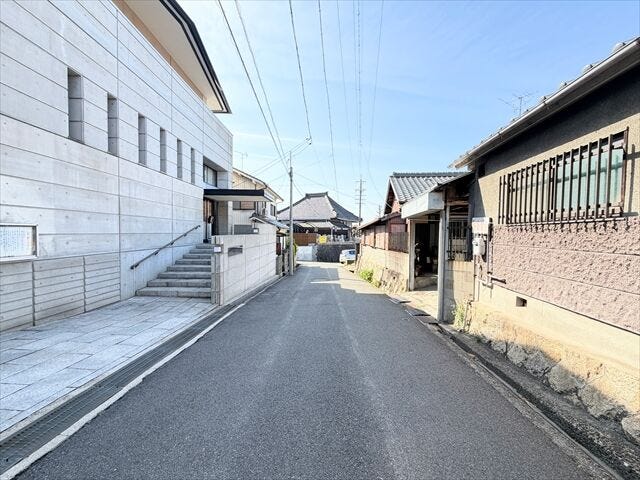 東側幅員約3.5mの道路に約9.00m接道しています。大型車が入ってこれないので、騒音などの心配はありません。