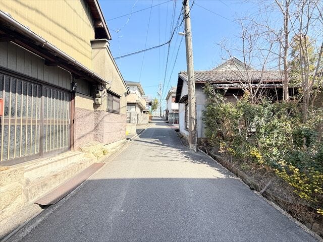 幅員3m以下の前面道路です。セットバックが必要となりますが、道路の幅が広がり見通しも良くなるので、安全性も高くなります。