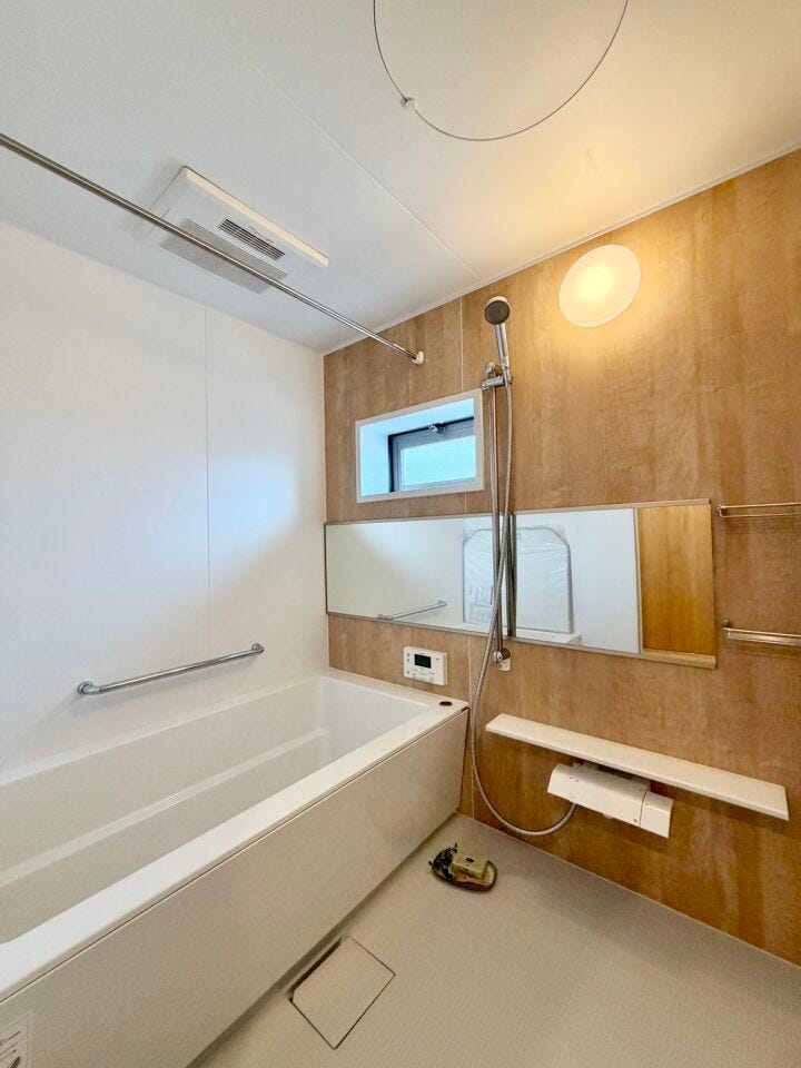 清潔感あふれる浴室は、疲れた体をゆったりと癒してくれます♪マンションには珍しい窓付き♪