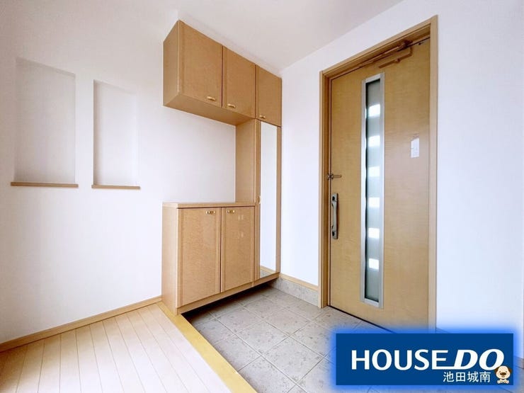 明るい玄関は来客の目を引きますね♪♪