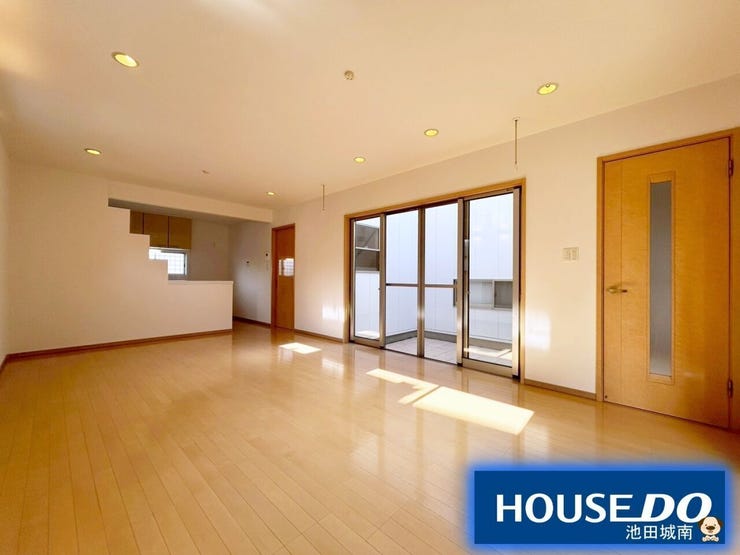 中庭からの採光が明るいリビングを演出できてますね♪♪