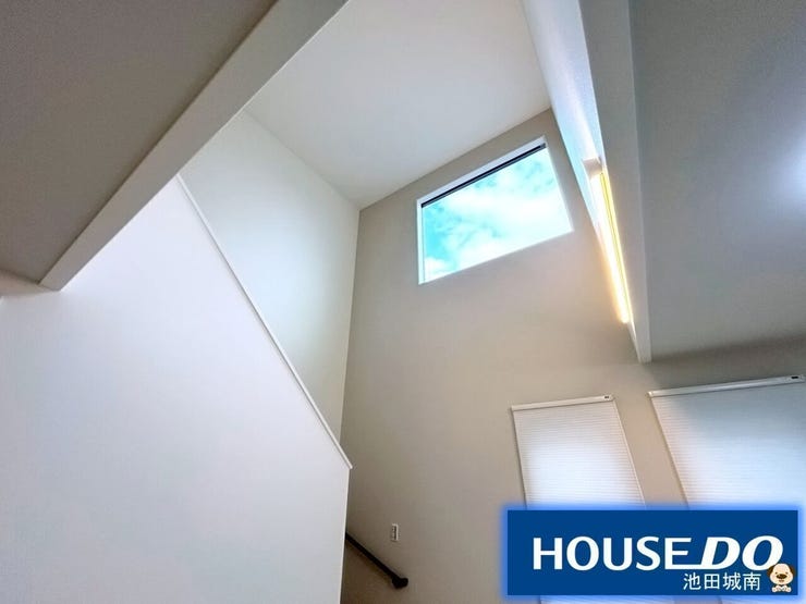 階段の上部に窓があるので明るいです♪♪