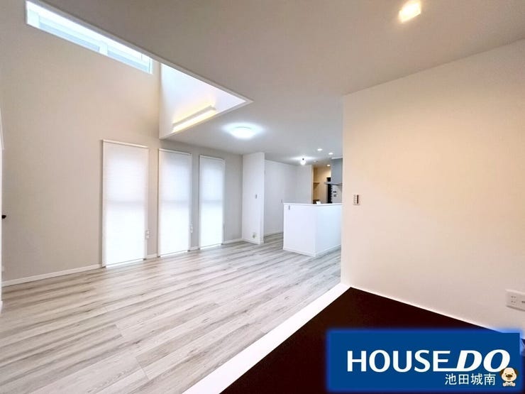 上部吹抜けで明るいリビングです♪♪