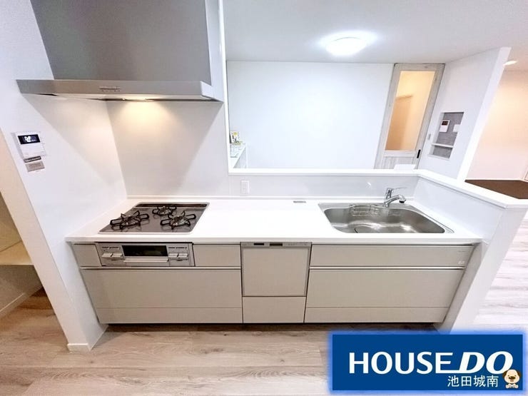 白に統一された清潔感あるキッチンです♪♪