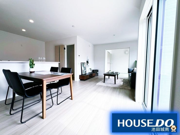 【リビング】
白が映える、光の住まいで毎日がわくわく♪♪