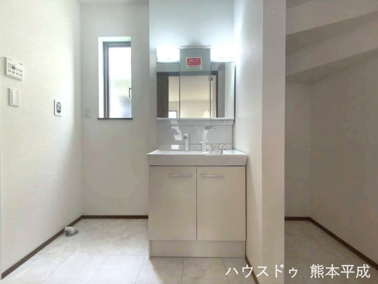 収納量が多い3面鏡の洗面台で、身だしなみ確認がしやすく、忙しい朝の準備もバッチリ☆