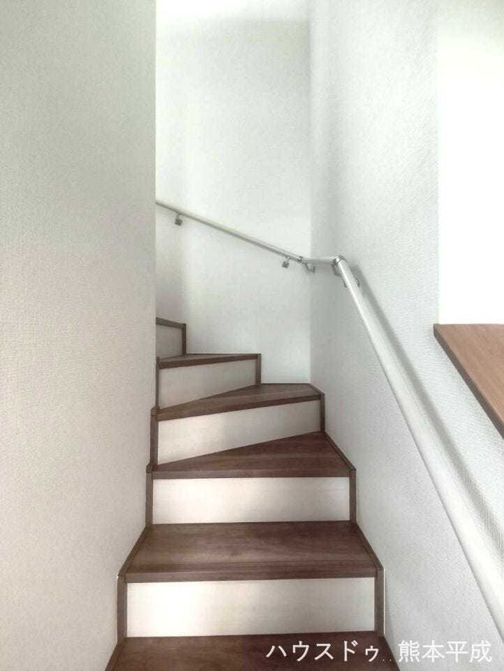 空間を有効活用したオシャレな曲線階段です