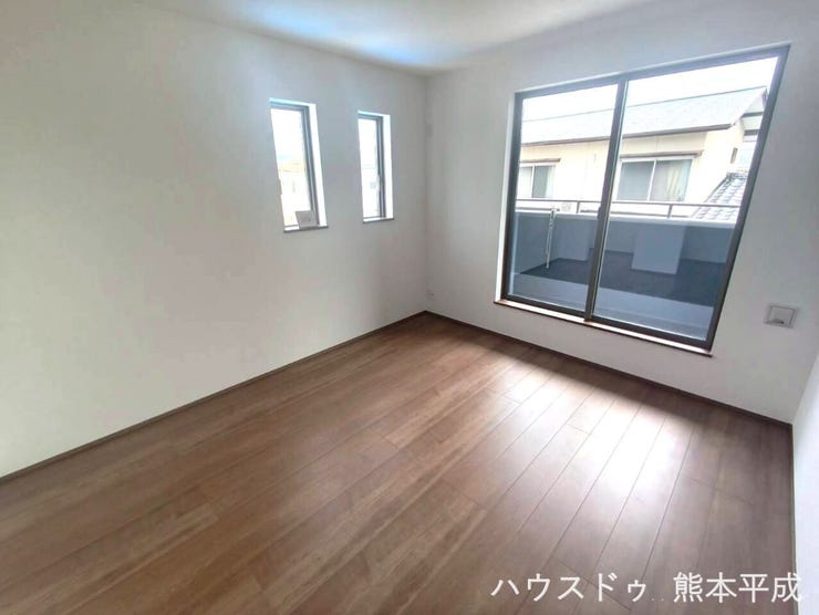 大きな窓からバルコニーにつながっており、広々とした開放的な部屋です