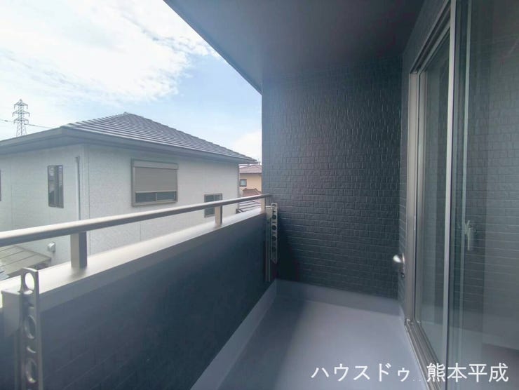 屋根付きのインナーバルコニーで雨が降っても使用でき、リラックススペースとしても十分な広さがあります