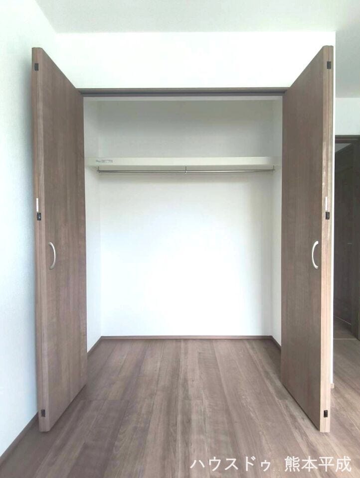両開きのクローゼットで大きな荷物を入れることができます