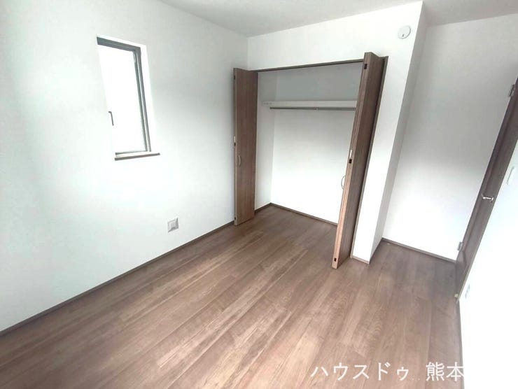 陽の光がたっぷり差し込む明るい洋室です