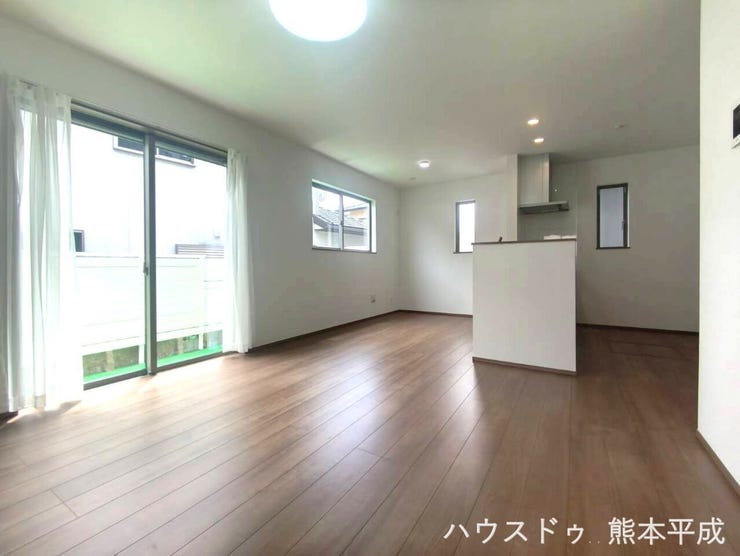 南向きの窓からたっぷりと日が差し込む明るいリビングです