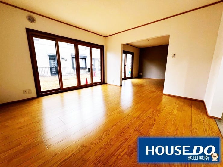 開放的なリビングで大きなソファーも置けます♪♪